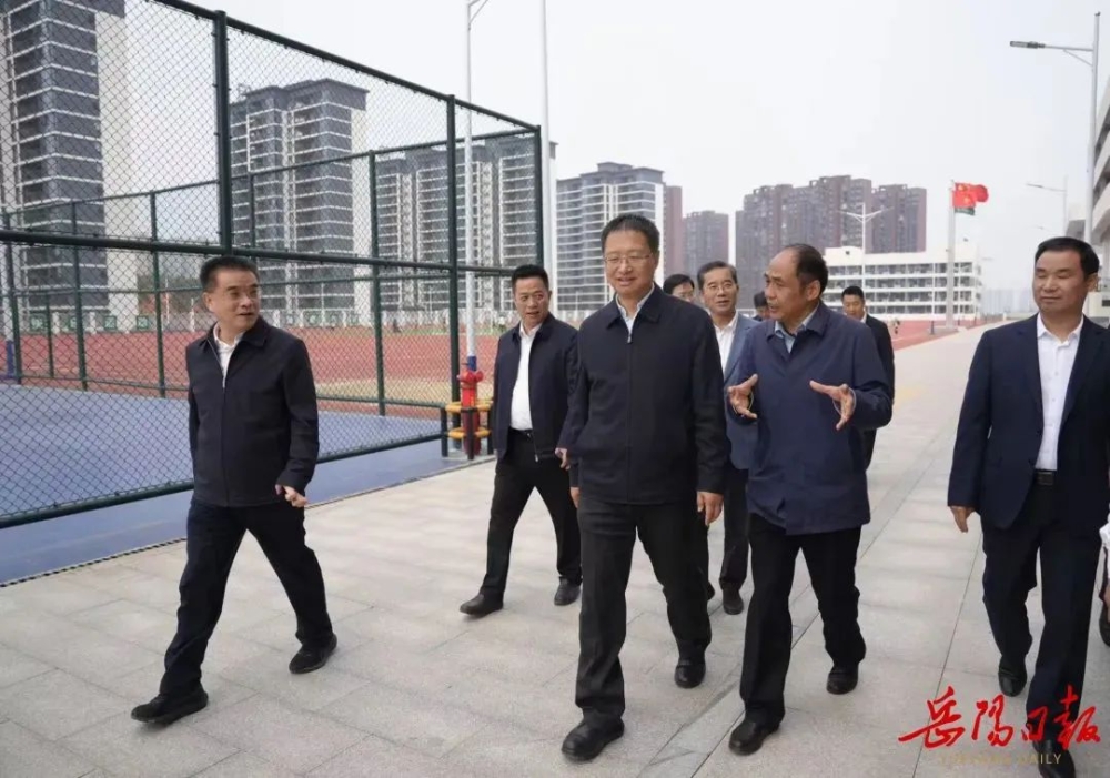 谢卫江在我县调研新型城镇化和县域经济高质量发展